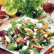 Салат с индейкой, грейпфрутом и дрессингом из малины и игристого вина