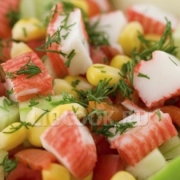 Салат с овощами и крабовыми палочками