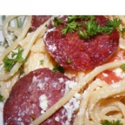 Спагетти с салями и помидорами
