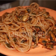 Спагетти с соусом из мидий