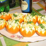 Пикантный салат в апельсиновых корзиночках